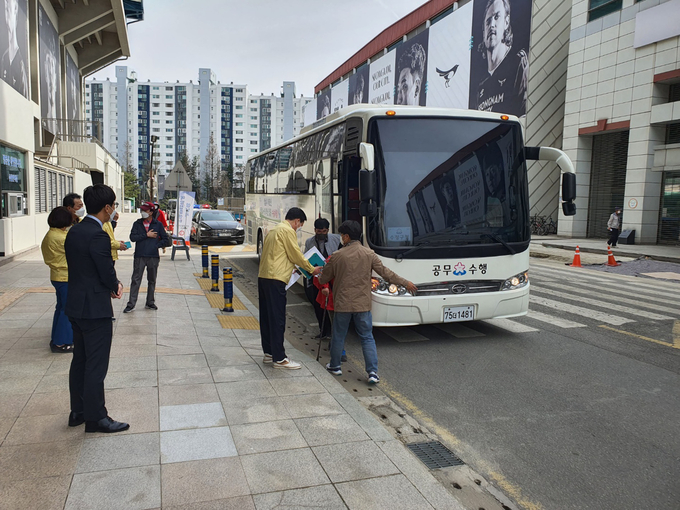 거동이 불편한 75세 이상 어르신들이 수송차량을 타고 분당구 야탑동 탄천종합운동장 예방접종센터 도착하고 있다. (사진=성남시 제공)