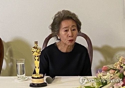  한국 배우 최초로 아카데미 여우조연상을 받은 배우 윤여정이 25일(현지시간) 오스카상 시상식이 끝난 뒤 주로스앤젤레스(LA) 총영사관에서 특파원단과 기자 간담회를 하고 있다. (사진=연합뉴스)