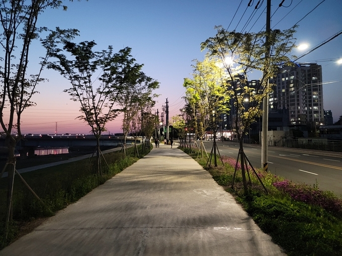시민의 휴식 및 산책길로 탄생한 파주 문산천 수변공간의 저녁 풍경. (사진=파주시 제공)