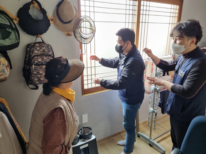 김포경찰서가 노인가정에 방범 시스템을 설치해주고 있다.(사진/김포경찰서)