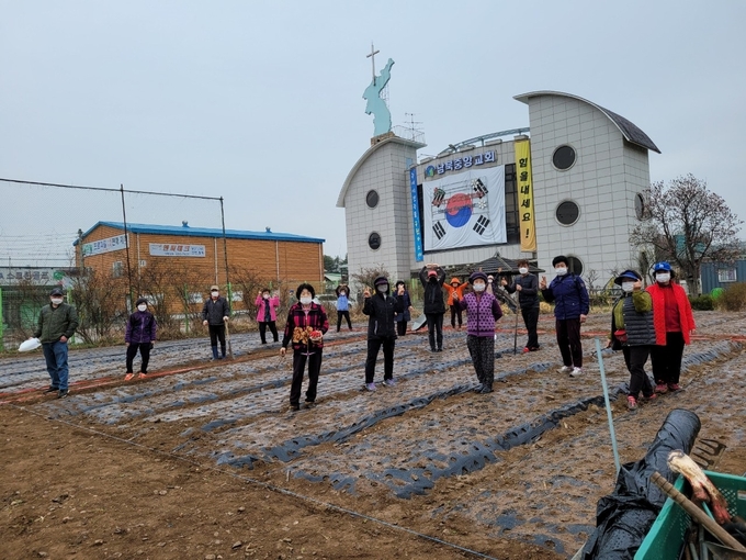 주민참여형 정원만들기에 나선 꽃부리 큰마을 주민들이 파이팅을 외치고 있다. (사진=파주시 제공)