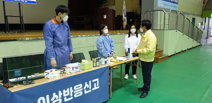 박창화 광명부시장이 예방접종센터를 방문해 코로나19 백신접종 진행 상황을 점검하고 있다. (사진=광명시 제공)