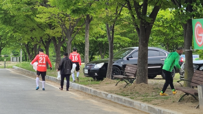 남양주도시공사는 쓰레기 줄이기를 실천하기 위해 축구장 및 금곡실내체육관을 이용하는 남양주시 축구협회 소속 상비군, 금곡 배드민턴 클럽 회원과 함께 지난 24일 ‘줍줍클럽’ 활동을 했다.(사진=남양주도시공사 제공)
