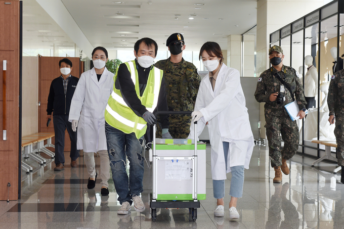 양주 섬유지원센터에 이송되는 화이자 백신. (사진=양주시 제공)