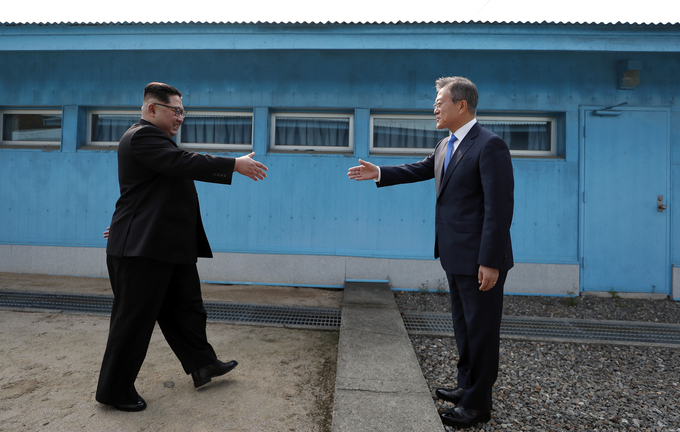 문재인 대통령과 북한 김정은 국무위원장이 2018년 4월 27일 판문점 군사분계선을 사이에 두고 악수하고 있다. (사진=연합뉴스/자료사진)