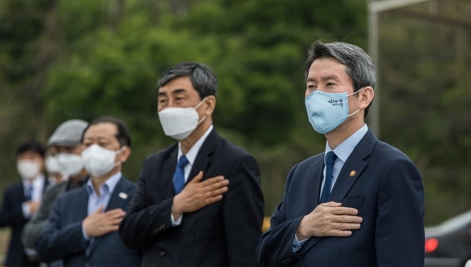  이인영 통일부 장관이 27일 오전 경기도 파주시 통일부 남북출입사무소 북단 DMZ 통문 앞에서 열린 4.27 판문점선언 3주년 기념행사에서 국기에 경례하고 있다. (사진공동취재단)