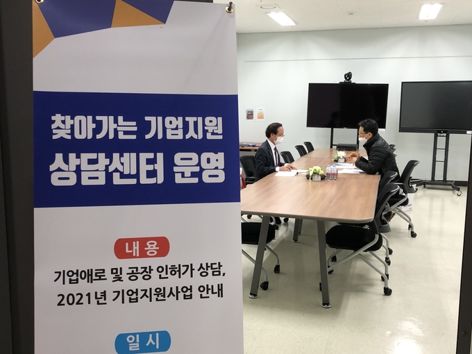 하남시가 기업체 밀집지역을 찾아 애로사항 파악하고 맞춤형 상담을 지원하고 있다. (사진=하남시 제공)