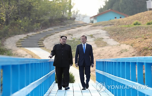 문재인 대통령과 김정은 북한 국무위원장이 2018년 4월 27일 오후 판문점 도보다리에서 산책하고 있다. (사진=연합뉴스)
