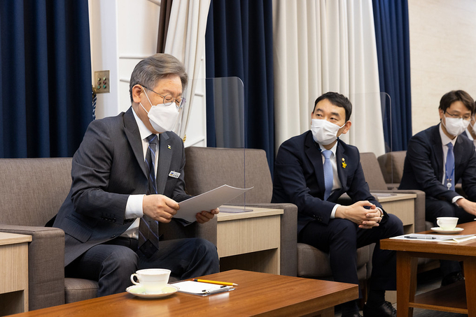 27일 오후 경기도청 신관 접견실에서 남양주 주상복합아파트 화재 피해자 대표와 김용민 국회의원 등 관계자들을 만나 위로하고 피해자들의 애로사항을 듣고 있다. (사진= 경기도 제공)