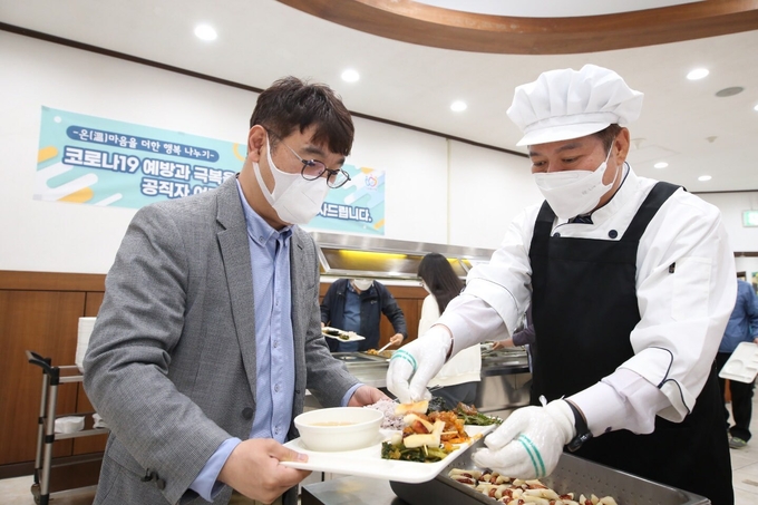 최대호 안양시장이 만안구청을 찾아 깜짝 배식봉사활동을 하고 있다.