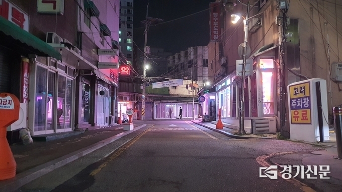지난 20일 오후 9시쯤 수원역 앞 성매매 집결지에 여전히 '홍등'이 켜져 있다. (사진=김기현 기자)