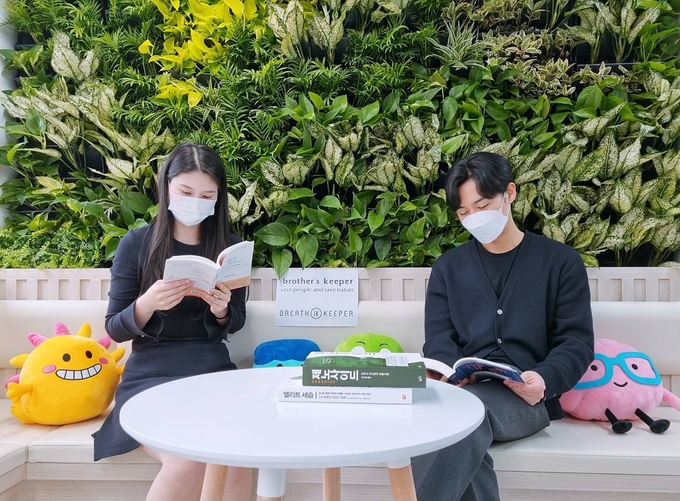 경기도 일자리재단 북카페 이용 직원들 (사진 = 경기도일자리재단 제공)