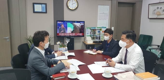 김종천 과천시장이 박영순 의원에게 청사 일대 주택 공급 문제와 관련 과천시와 시민의 뜻을 설명하고 있다.