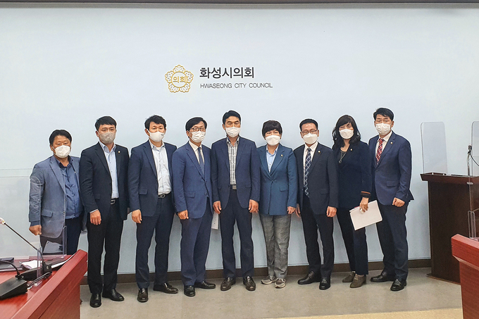 화성시의회 도시건설위원회가 대한전문건설협회 화성시협의회와 간담회를 마치고 기념촬영을 하고 있다.(사진=화성시의회 제공)