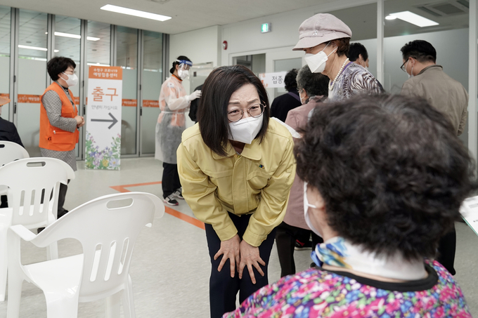 중원구 성남동 성남종합스포츠센터에 추가 설치된 코로나19 예방접종센터 찾은 은수미 성남시장. (사진=성남시 제공)