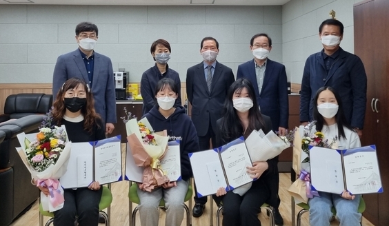 남양주시 진건읍에 소재한 (사)진오나눔회(대표 이성근)가 지난 28일 진건읍과 오남읍에 소재한 중·고생 70명에게 장학금 3520만원을 전달했다.(사진=남양주시 제공)
