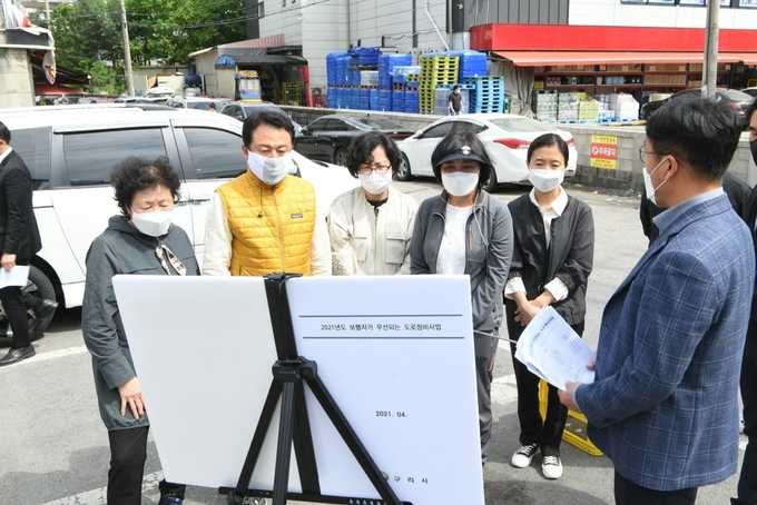 안승남 구리시장이 지난 27일 2021년 보행자가 우선되는 도로 정비 사업 대상지 현장을 점검하고 있다. (사진=구리시 제공)