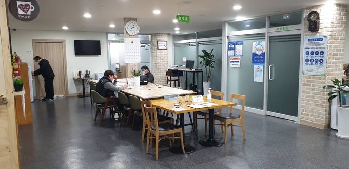 새벽 2시경 이동노동자 쉼터를 방문한 이동 노동자들 (사진 = 박환식 기자)
