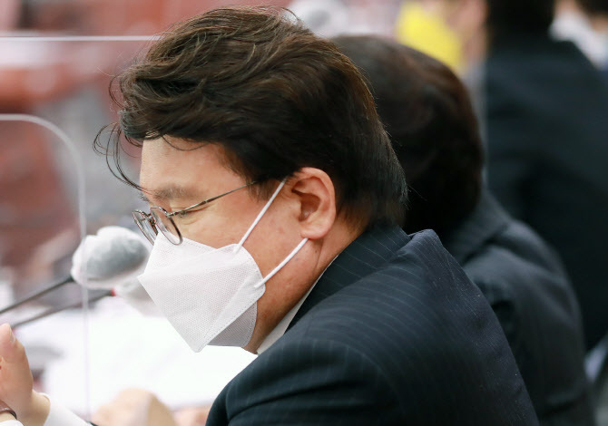 황운하 더불어민주당 의원이 지난 28일 서울 여의도 국회에서 열린 산업통상자원중소벤처기업위원회 전체회의에 참석하고 있다. (사진=연합뉴스) 