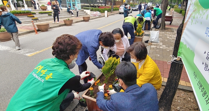 군포시 광정동 산본주몽1차아파트단지 주민들이 ‘꽃마을 만들기’에 여념이 없다.