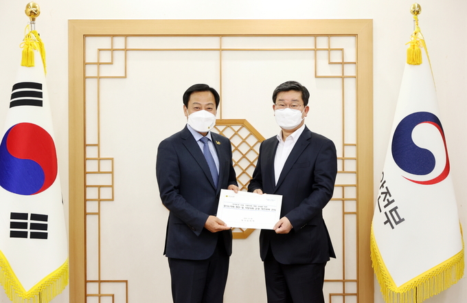 경기도의회 장현국 의장(왼쪽)이 전해철 행정안전부 장관(오른쪽)을 만나 '지방의회 인사권 독립' 등 개선방안을 담은 건의안을 전달하고 있다(사진=경기도의회 제공)
