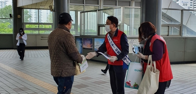 군포2동 지역사회보장협의체 위원들이 복지사각지대 발굴 홍보캠페인을 하고 있다.(사진= 군포2동 지역사회보장협의체 제공)
