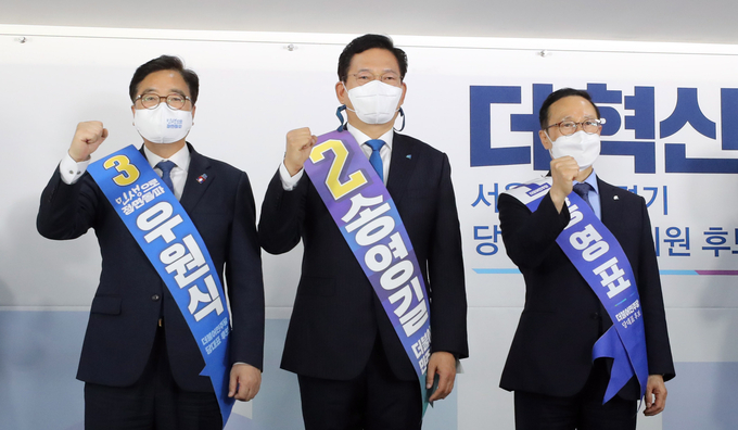 더불어민주당 당 대표 경선에 나선 홍영표(오른쪽부터), 송영길, 우원식 후보가 26일 서울 여의도 중앙당사에서 열린 수도권 합동연설회에서 함께 기념촬영을 하고 있다. (사진=연합뉴스)