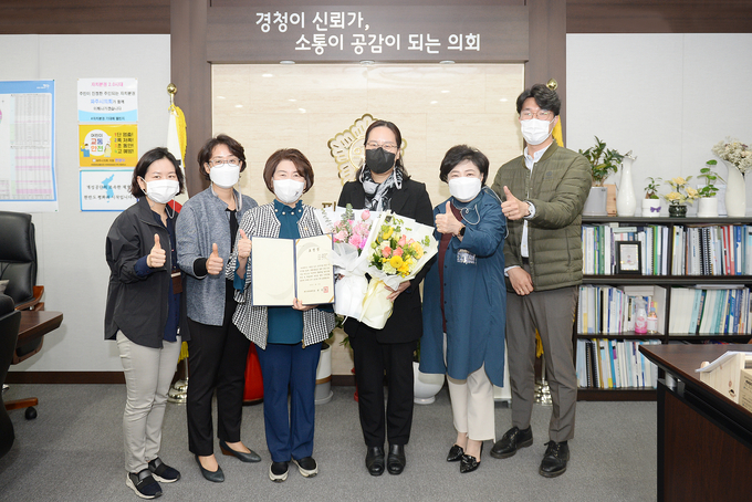 파주시의회가 문화예술과 김지연 주무관을 칭찬공무원에 선정하고 표창하고있다.(사진=파주시 제공)