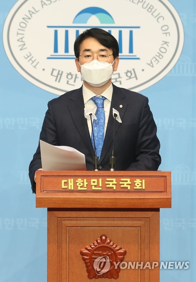 더불어민주당 박용진 의원이 지난 1월 24일 오전 서울 여의도 국회 소통관에서 기자회견을 열고 증권사 공매도 전산화 의무화와 처벌강화로 불법행위를 근절해야 한다고 밝히고 있다. (사진=연합뉴스 제공)