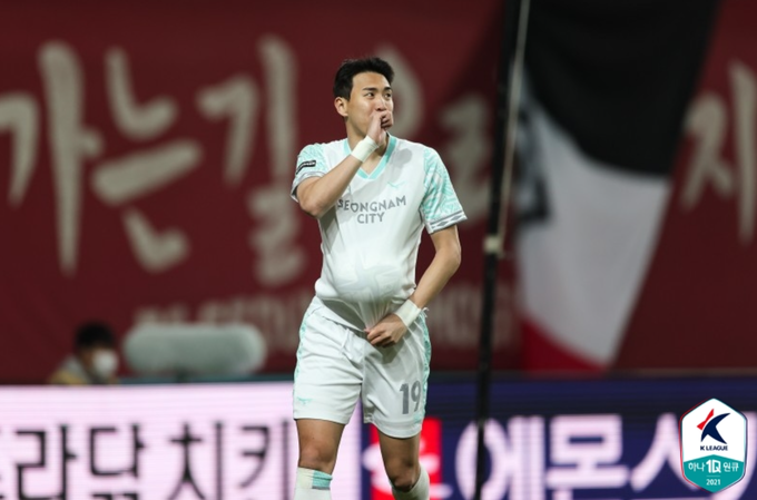 성남FC가 FC서울과의 경기에서 2-2로 비기며 승점 1점을 나눠가졌다. 사진은 성남FC 박용지가 시즌 첫 골을 득점한 모습 (사진=한국프로축구연맹 제공)