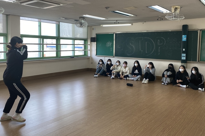 2011년부터 혁신학교를 운영해 온 의정부여자중학교가 올해도‘학생 스스로 조직하고 운영하는 무학년제 동아리’를 실시해 호응을 얻고 있다. (사진=경기도교육청 제공)