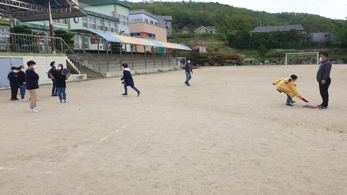 명덕초등학교는 지난달 23일 양평학생야영장에서 찾아가는 청소년 활동을 도란도란 학급캠프와 리더십캠프의 주제를 가지고 5학년 교실과 운동장에서 실시했다. (사진=경기도교육청 제공)