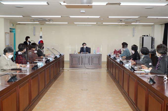 한대희 시장이 군포시 여성단체협의회 임원들과 간담회를 갖고 있다.
