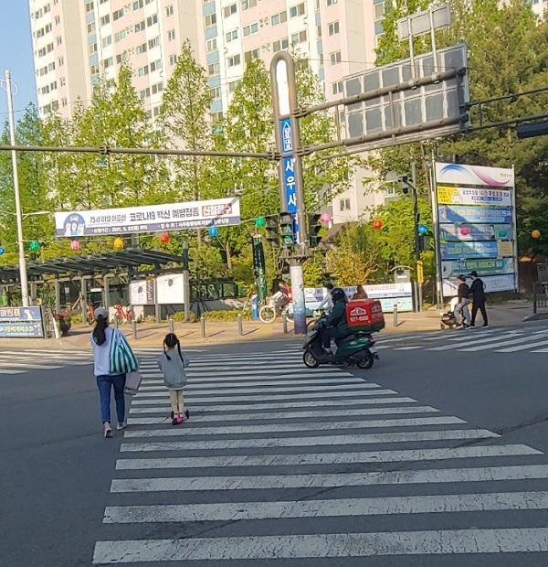 김포 사우사거리 앞. 보행신호가 켜져있음에도 라이더들이 이를 무시한 채 운행을 하고 있다. (사진=천용남 기자)