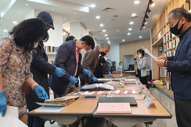 파주 기록물선정위원들이 제출된 기록물을 점검하고 있다. (사진=파주시 제공)