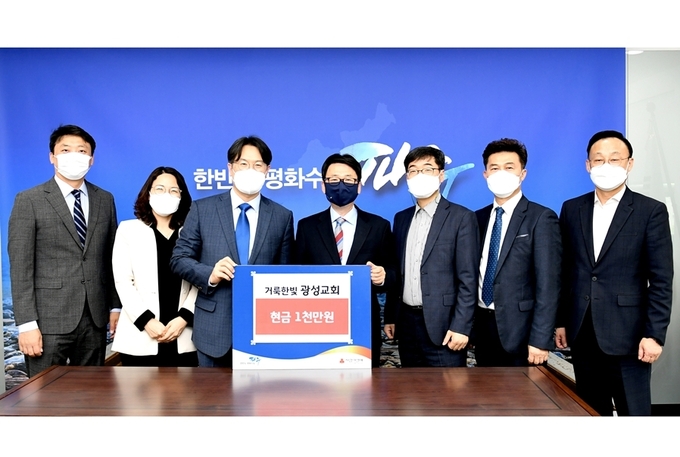 파주 광성교회에서 이웃돕기 성금 1000만원을 전달하고 있다.