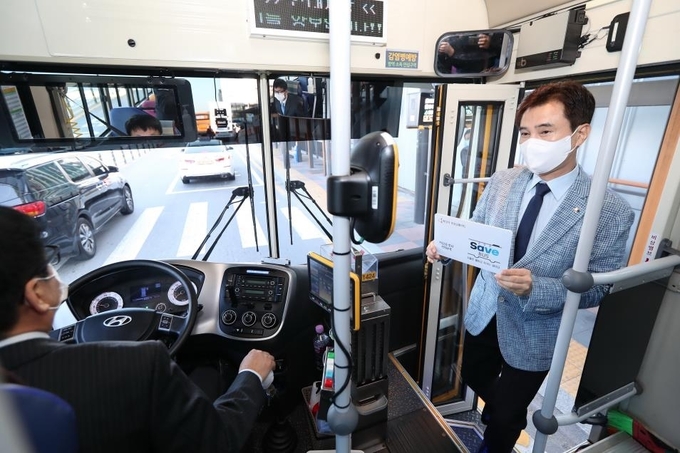 화성시가 지난해 11월부터 7∼18세 아동·청소년이 대중교통을 이용할 경우 실적에 따라 돈을 지급하는 ‘무상교통’ 사업을 오는 7월부터 만 65세 이상 어르신까지 확대 시행한다.(사진=화성시 제공)