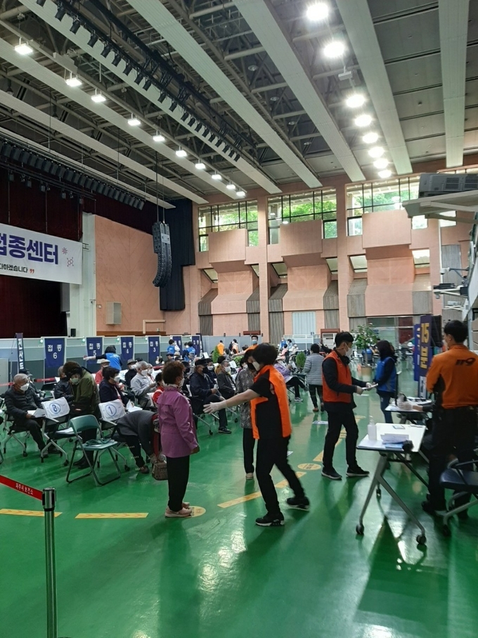 파주 백신접종 현장에서 자원봉사를 하고 있는 파주의용소방대원들. (사진=파주소방서 제공)
