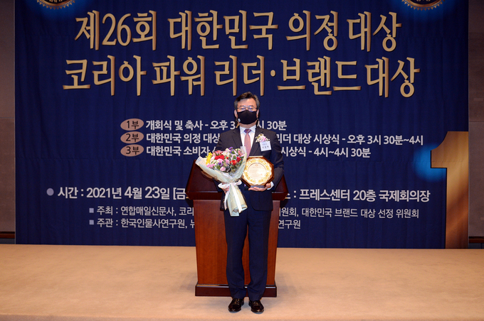 오산시의회 이상복 의원이 제26회 대한민국 의정대상 수상 후 기념촬영을 하고 있다.