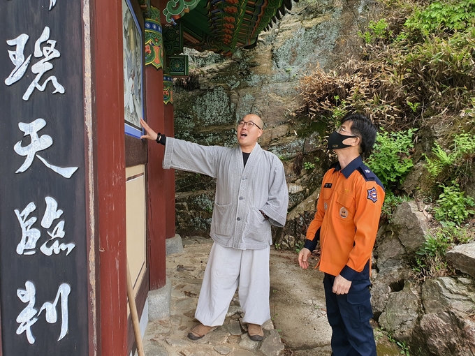 지난달 30일 용인시 처인구 이동면이 용덕사를 찾아 화재 예방을 지도한 용인소방서 (사진=용인소방서 제공)