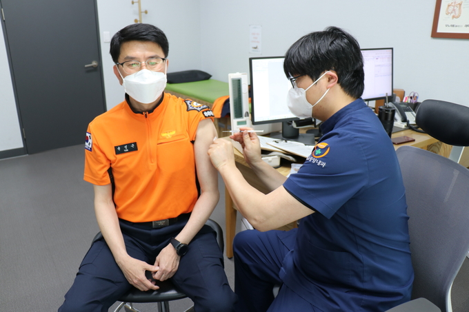 윤성근 오산소방서장 백신 접종장면. (사진=오산소방서 제공)