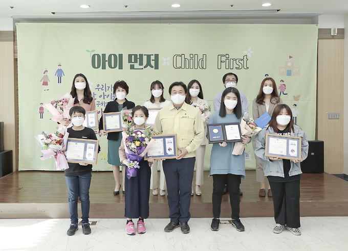 임병택 시흥시장이 제99회 어린이날을 기념해 아동복지 유공자 및 모범어린이를 대상으로 표창장을 수여한 뒤 함께 기념촬영을 하고 있다. (사진=시흥시 제공)