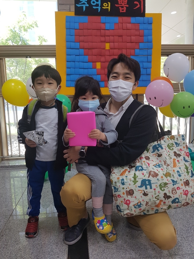 동탄중앙이음터가 5월 가정의 달을 맞아 진행중인 ICT 하루데이(DAY) 체험 프로그램에 참가한 한 가족이 기념촬영을 하고 있다. (사진=동탄중앙이음터 제공)