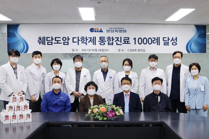 췌담도암을 이겨낸 환우들과 의료진들이 다학제 통합진료 1000례 기념식을 갖고 있다. 사진=분당 차병원