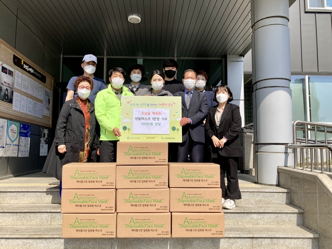 남양주시 오남읍 체육회(회장 고남준)는 지난 3일 오남읍 취약계층에게 전달해 달라며 남양주시복지재단에 덴탈마스크 10,000매를 기탁했다.(사진=남양주시 제공)
