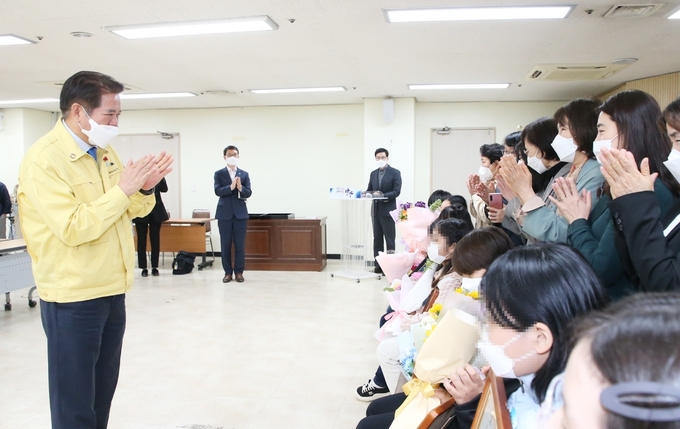 최대호 시장 어린이날 맞아 모범어린이 초청해 표창장을 수여했다.(사진= 안양시 제공)