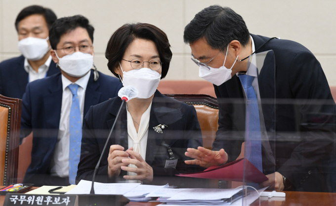 임혜숙 과학기술정보통신부 장관 후보자가 4일 오전 서울 여의도 국회에서 열린 과학기술정보방송통신위원회 인사청문회에서 관계자와 대화하고 있다. (사진=연합뉴스) 