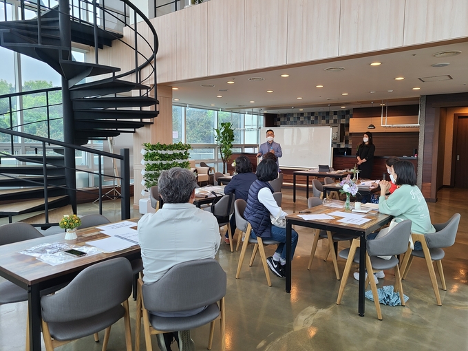 경기 중장년 남부 행복캠퍼스에서 지난 4일 열린 캘리그라피 수업 (사진=경기 중장년 남부 행복캠퍼스 제공)