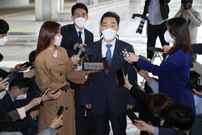 김오수 검찰총장 후보자가 지난 4일 오전 인사청문회 준비단 사무실이 차려진 서울 서초구 서울고검으로 출근하며 취재진의 질문에 답하고 있다. (사진=연합뉴스 제공)