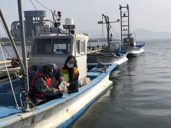 비브리오패혈증균 검사를 위해 바닷물을 채취하고 있는 모습 (사진 = 경기도 제공)